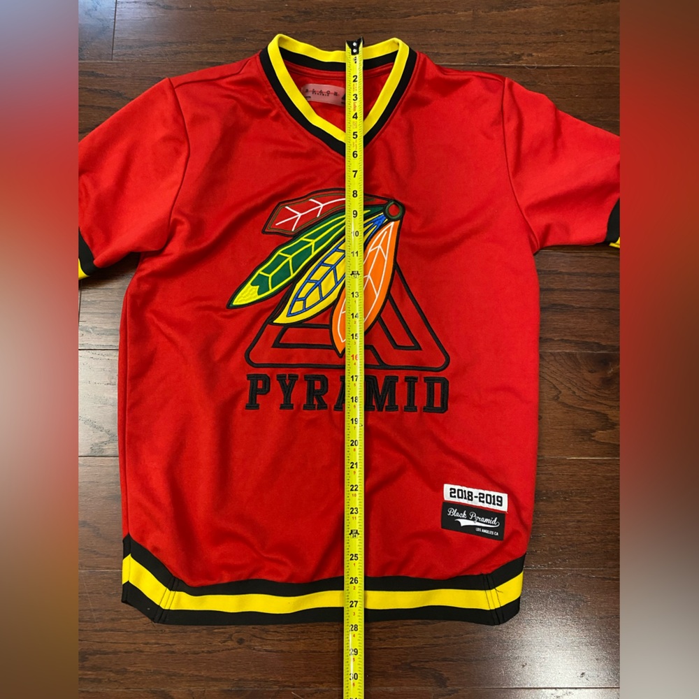 Black Pyramid Hockey Jersey Streetwear Chicago Blackhawks Style Red Medium - Picture 2 of 3